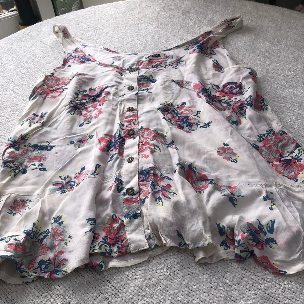 Garage med camosile like top, buttons down front, pleats, nice blouse like top